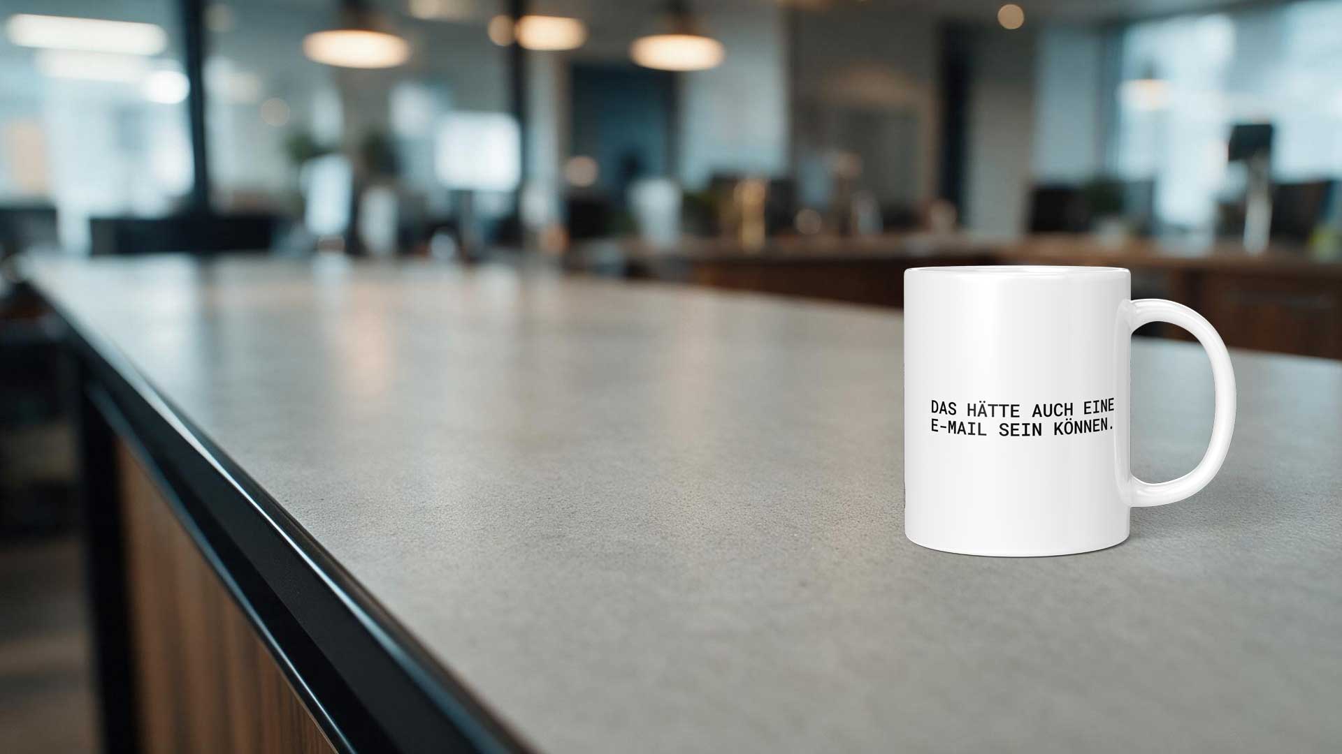Tasse „Das hätte auch eine E-Mail sein können." auf dem Tresen einer Büroküche