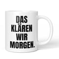 Lustige Tasse mit Spruch „Das klären wir morgen." – weiße Keramiktasse mit schwarzem Druck, Vorderansicht