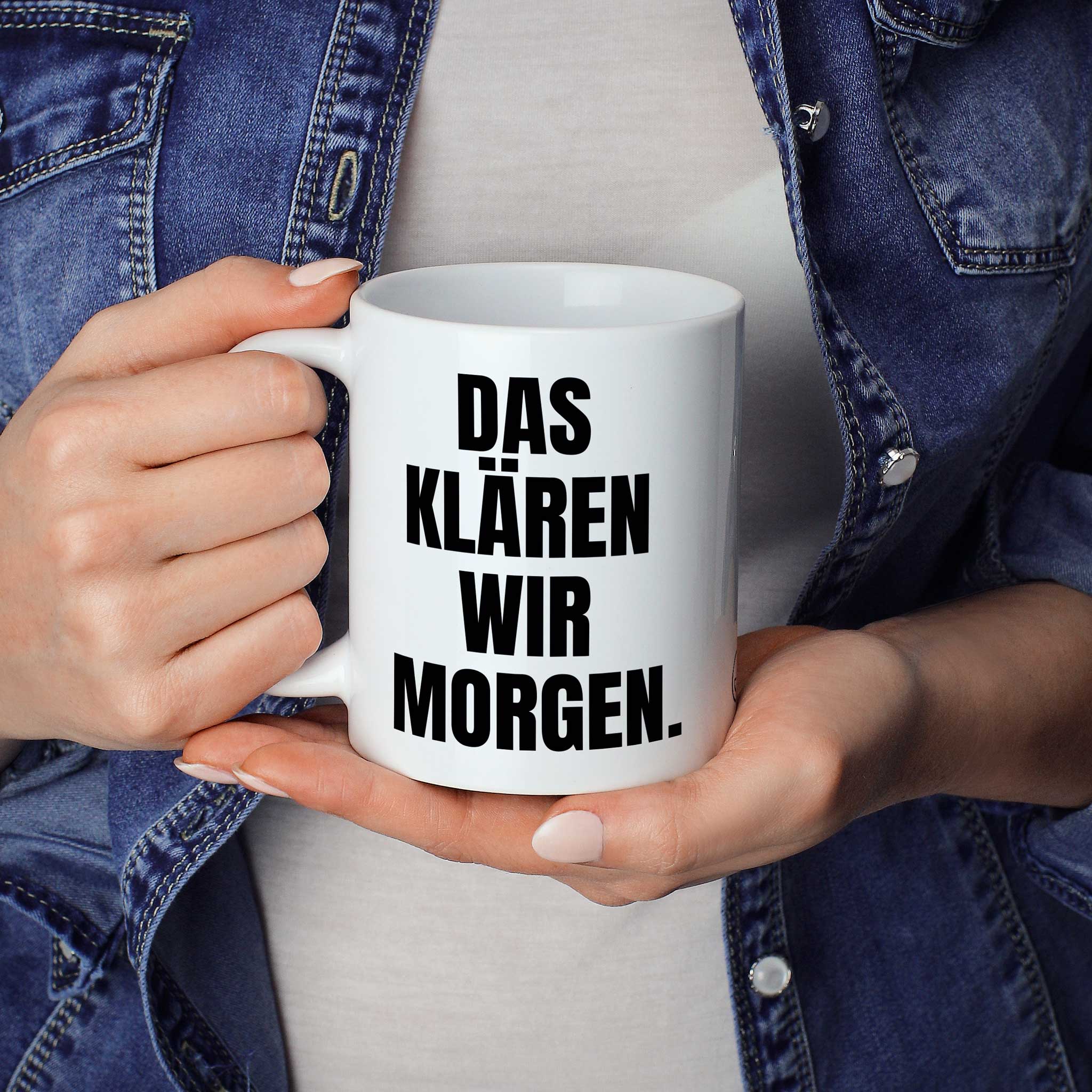 Frau hält lustige Tasse mit Spruch „Das klären wir morgen." in beiden Händen – Größenvergleich, 330 ml Keramiktasse