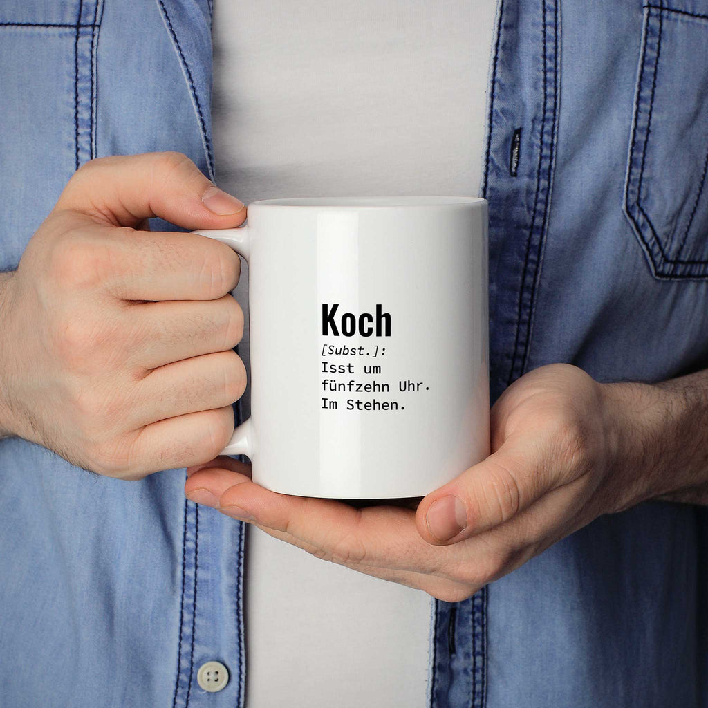 Mann hält lustige Tasse mit Spruch „Koch: Isst um fünfzehn Uhr. Im Stehen." in beiden Händen – Größenvergleich, 330 ml Keramiktasse