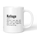 Lustige Tasse mit Spruch „Kollege: Person, mit der man mehr Zeit verbringt als mit der Familie. Unfreiwillig." – weiße Keramiktasse mit schwarzem Druck, Vorderansicht
