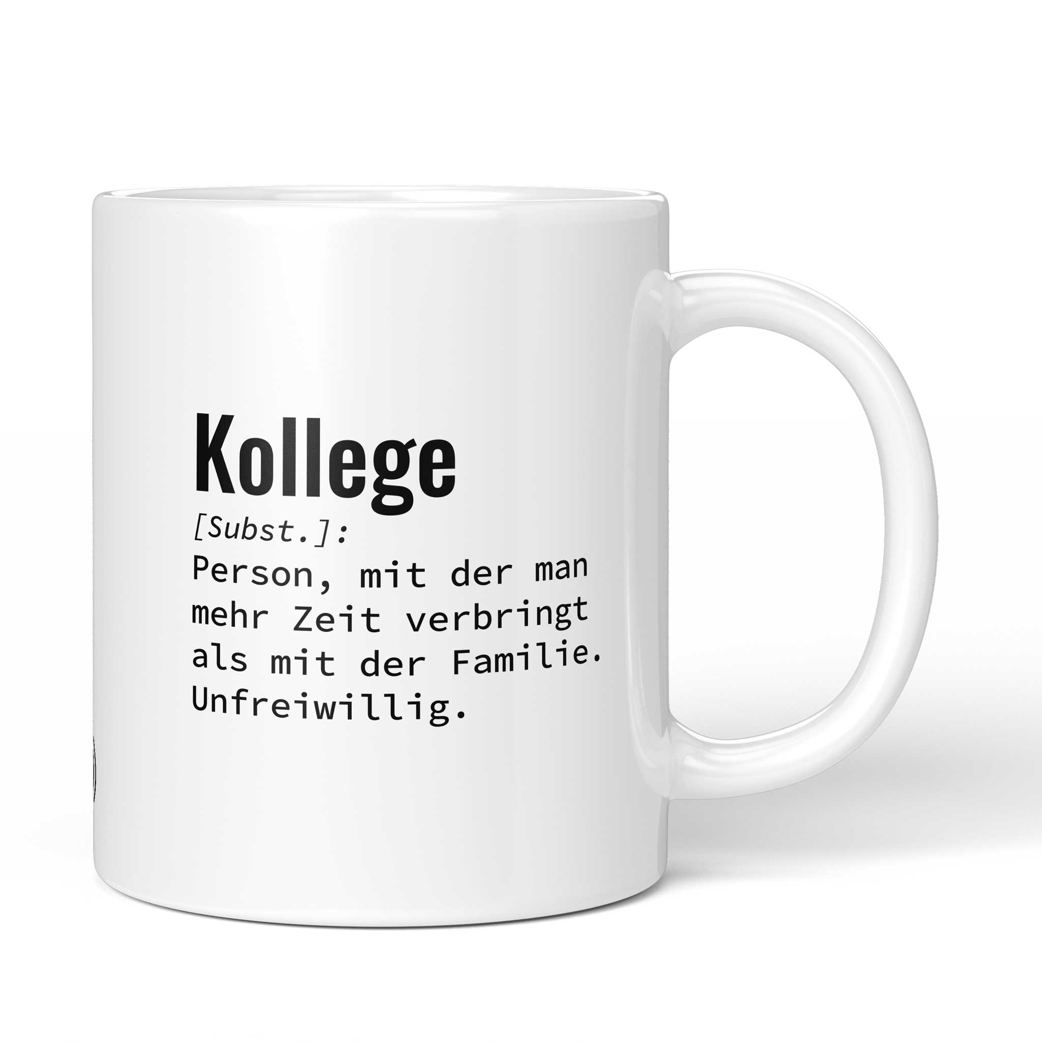Lustige Tasse mit Spruch „Kollege: Person, mit der man mehr Zeit verbringt als mit der Familie. Unfreiwillig." – weiße Keramiktasse mit schwarzem Druck, Vorderansicht