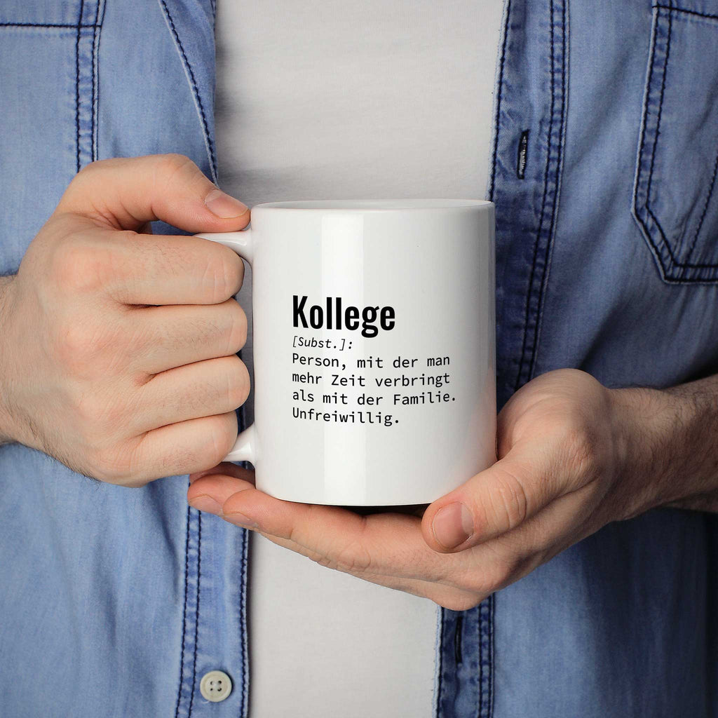 Mann hält lustige Tasse mit Spruch „Kollege: Person, mit der man mehr Zeit verbringt als mit der Familie. Unfreiwillig." in beiden Händen – Größenvergleich, 330 ml Keramiktasse