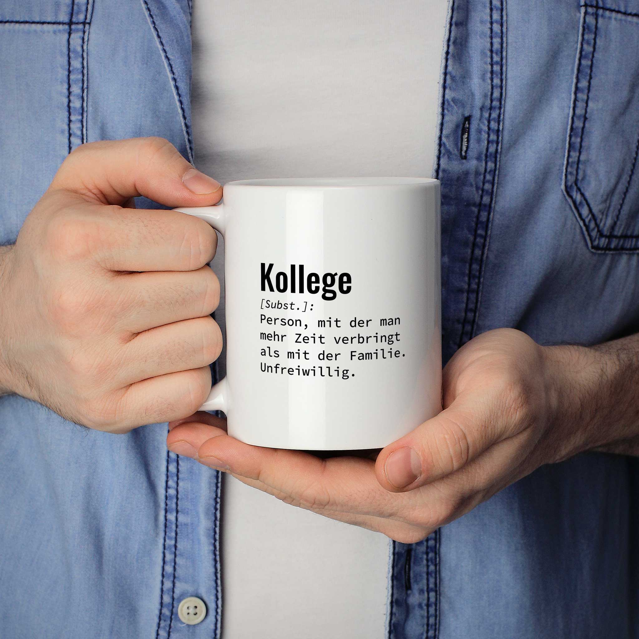 Mann hält lustige Tasse mit Spruch „Kollege: Person, mit der man mehr Zeit verbringt als mit der Familie. Unfreiwillig." in beiden Händen – Größenvergleich, 330 ml Keramiktasse