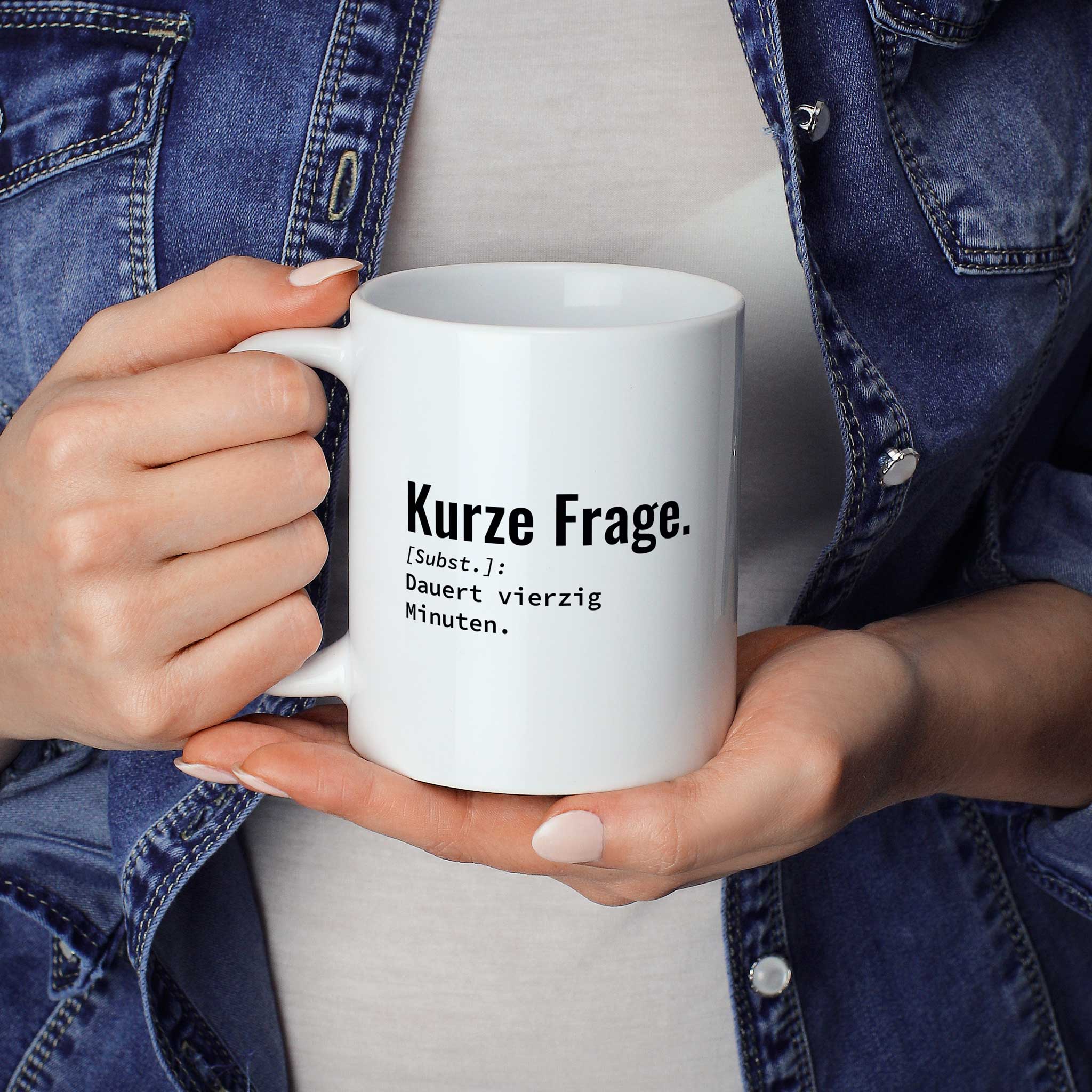 Frau hält lustige Tasse mit Spruch „Kurze Frage. Dauert vierzig Minuten." in beiden Händen – Größenvergleich, 330 ml Keramiktasse