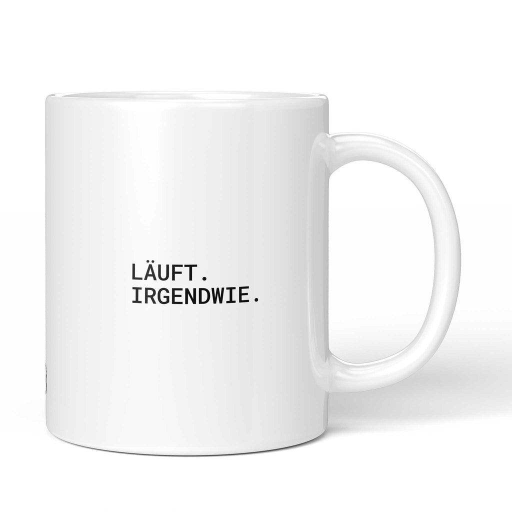 Lustige Tasse mit Spruch „Läuft. Irgendwie." – weiße Keramiktasse mit schwarzem Druck, Vorderansicht