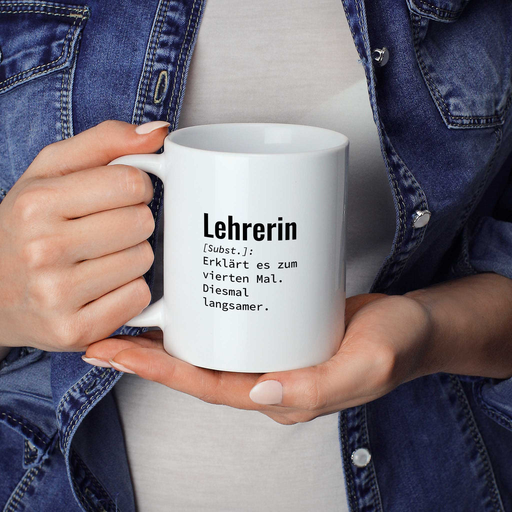 Frau hält lustige Tasse mit Spruch „Lehrerin: Erklärt es zum vierten Mal. Diesmal langsamer." in beiden Händen – Größenvergleich, 330 ml Keramiktasse