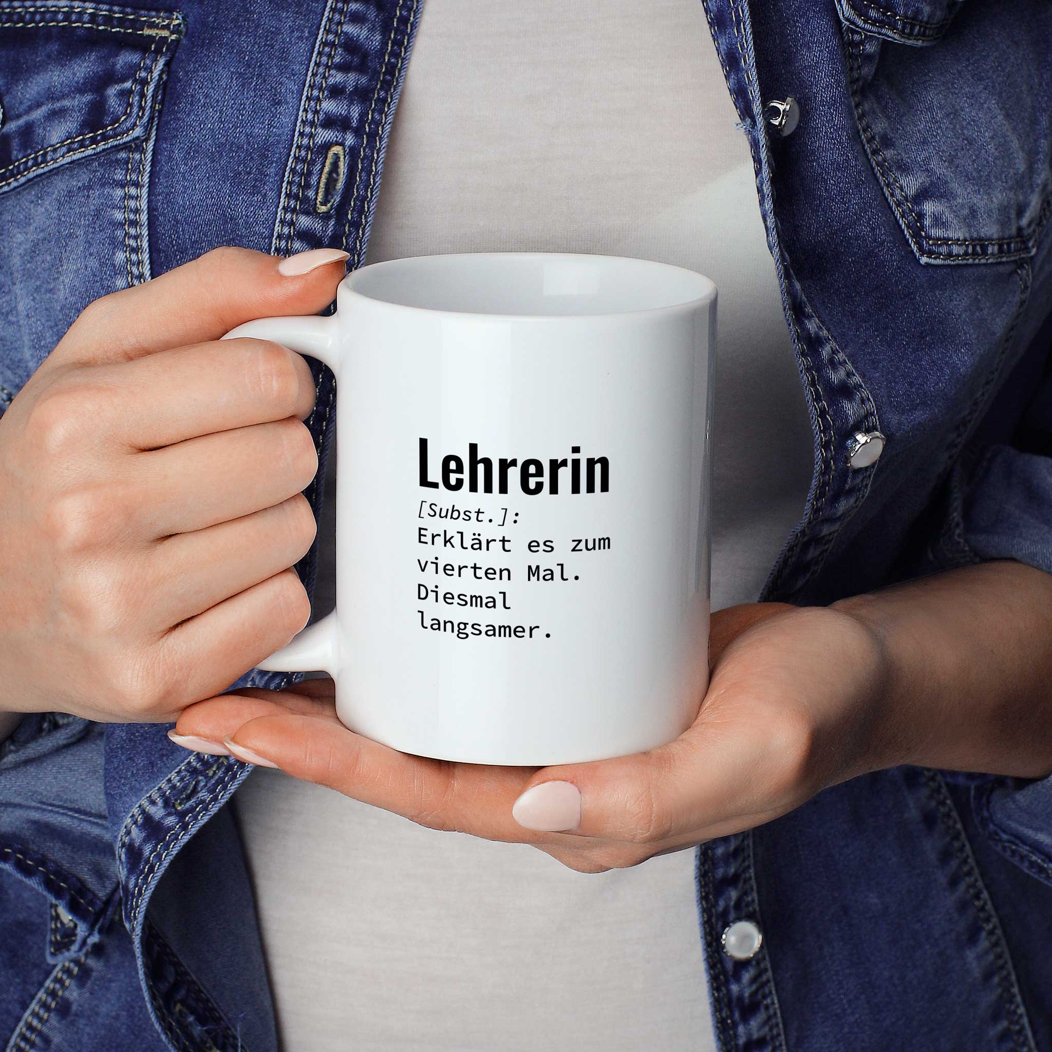 Frau hält lustige Tasse mit Spruch „Lehrerin: Erklärt es zum vierten Mal. Diesmal langsamer." in beiden Händen – Größenvergleich, 330 ml Keramiktasse