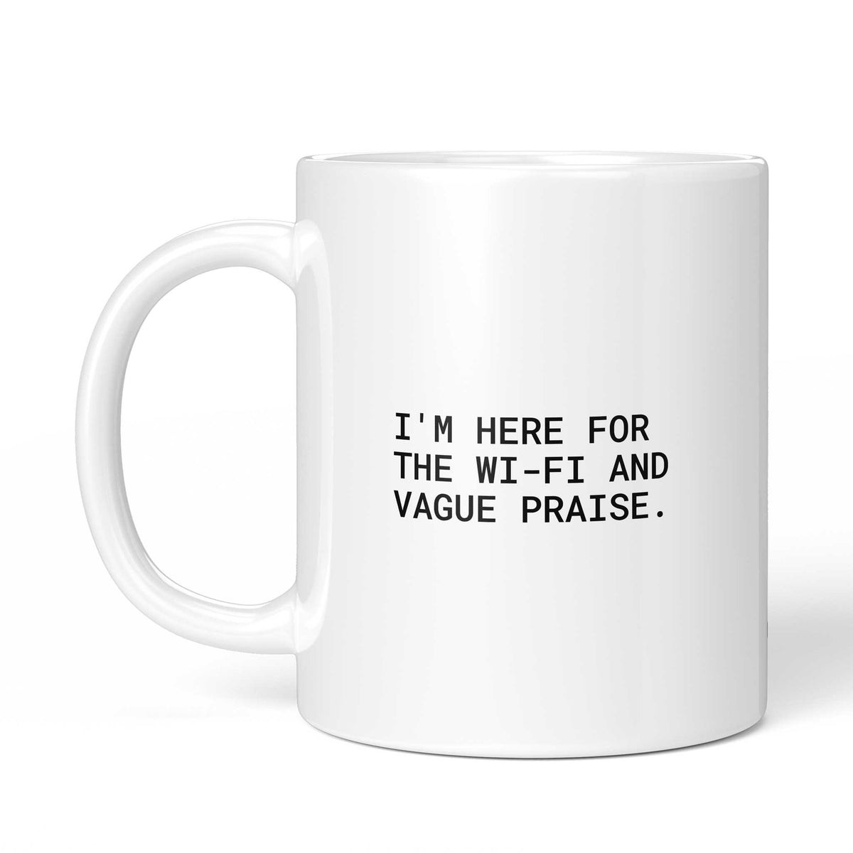 Weiße Tasse „I’m here for the Wi-Fi and vague praise“ mit Henkel links