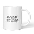 Weiße Keramiktasse mit dem Spruch „Ich stehe auf. Mehr Zusagen mache ich vor zehn Uhr nicht.“ von Brüllerware