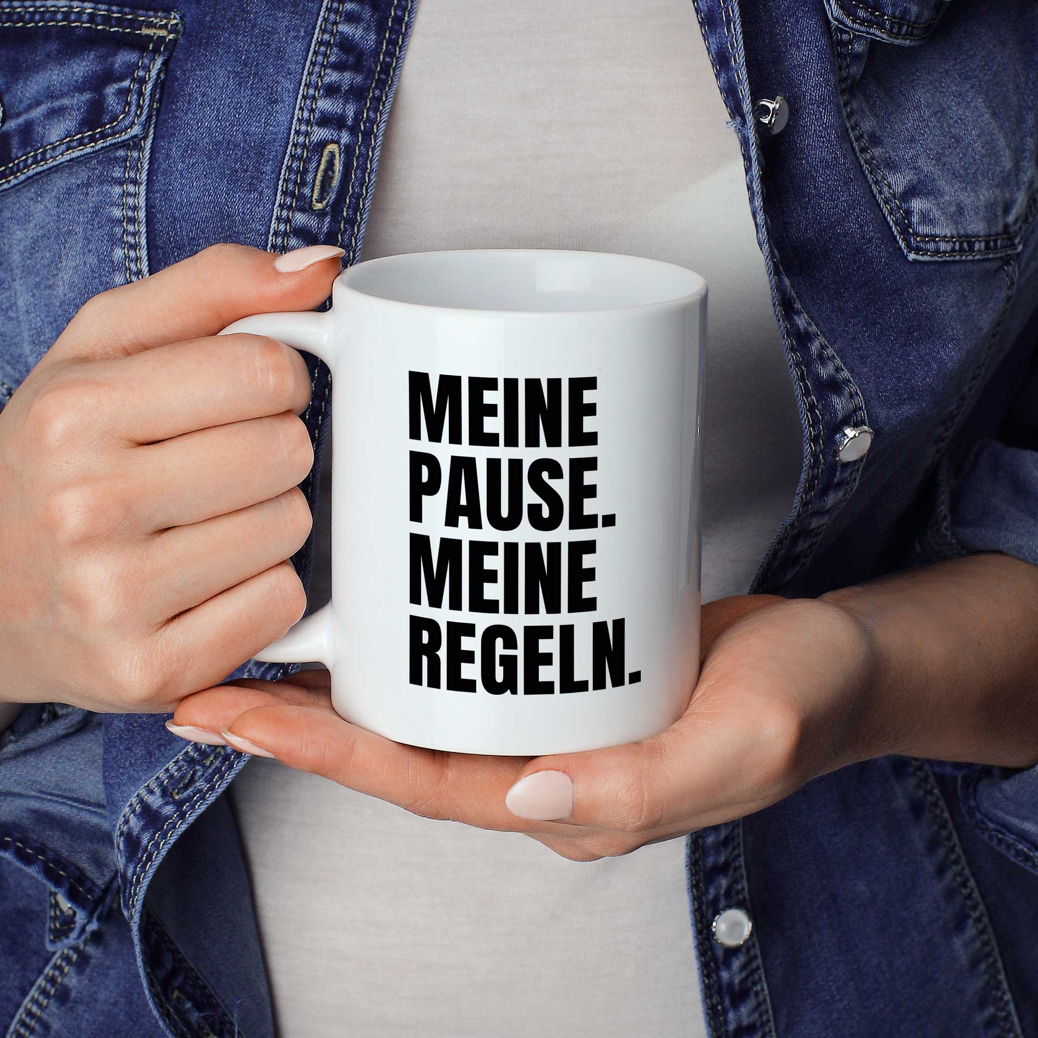 Brüllerware Statement-Tasse „Meine Pause. Meine Regeln.“ in der Hand gehalten – beidseitig bedruckte Kaffeetasse
