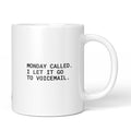 Weiße Keramiktasse mit dem Spruch „Monday called. I let it go to voicemail.“ von Brüllerware