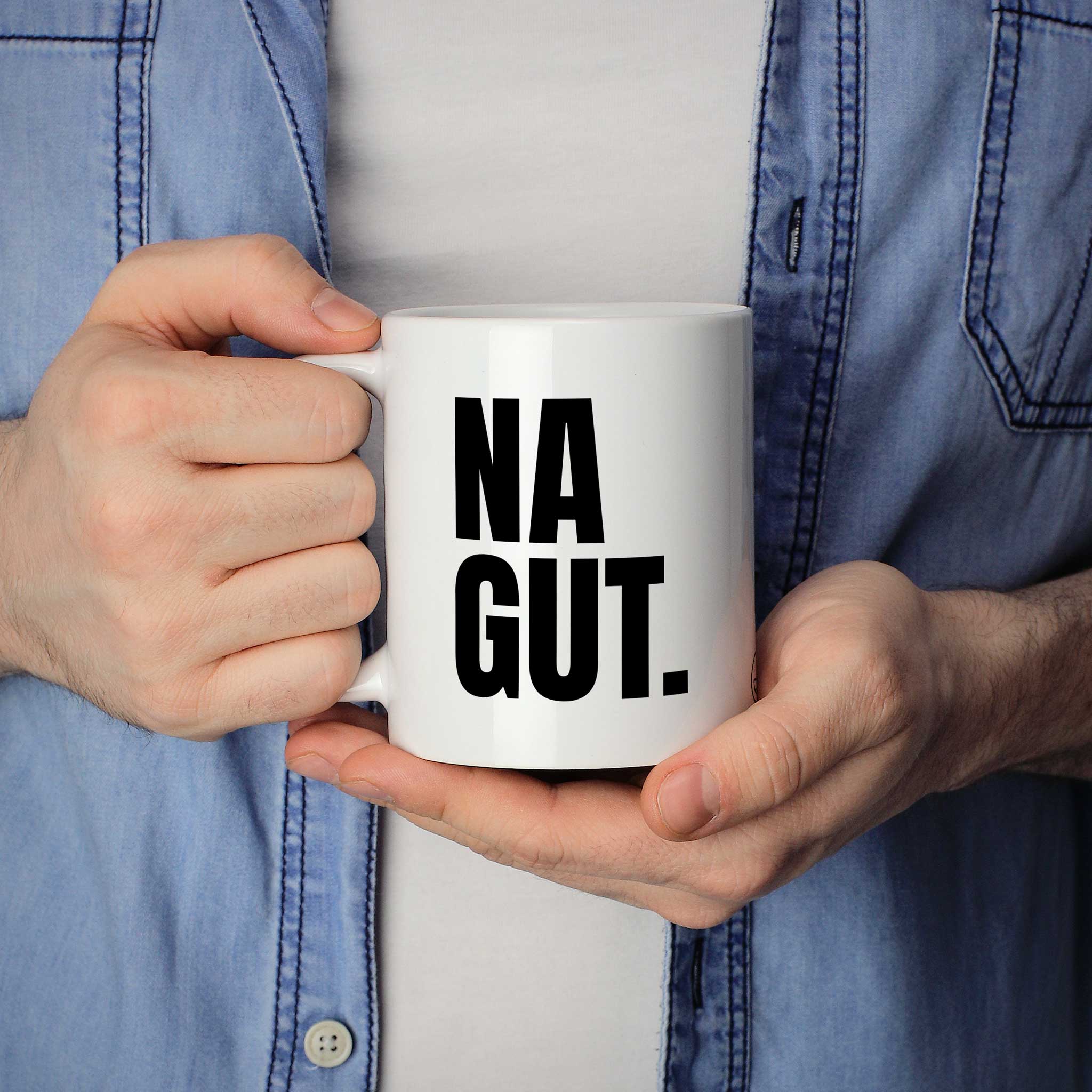 Brüllerware Statement-Tasse „Na gut.“ in der Hand gehalten – beidseitig bedruckte Kaffeetasse
