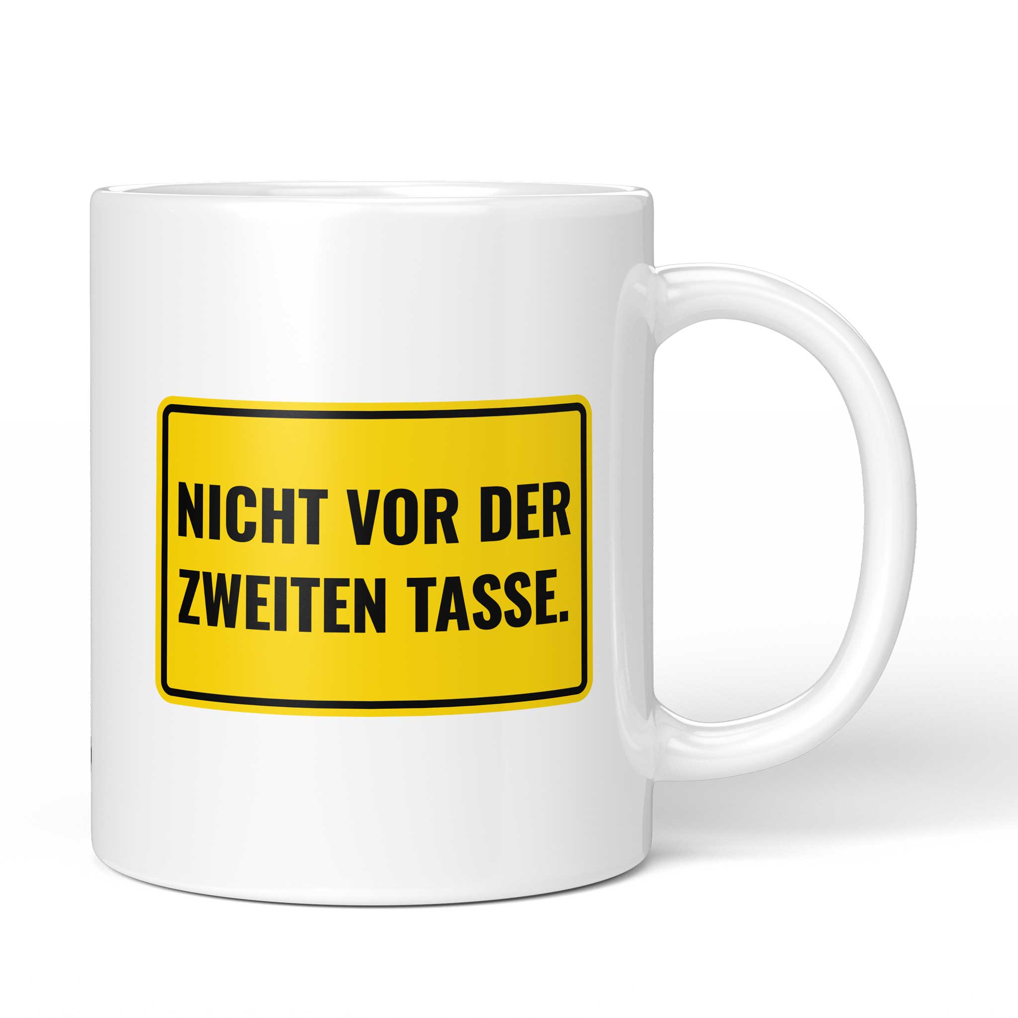 Lustige Tasse mit Spruch „Nicht vor der zweiten Tasse." – weiße Keramiktasse mit schwarzem Druck, Vorderansicht
