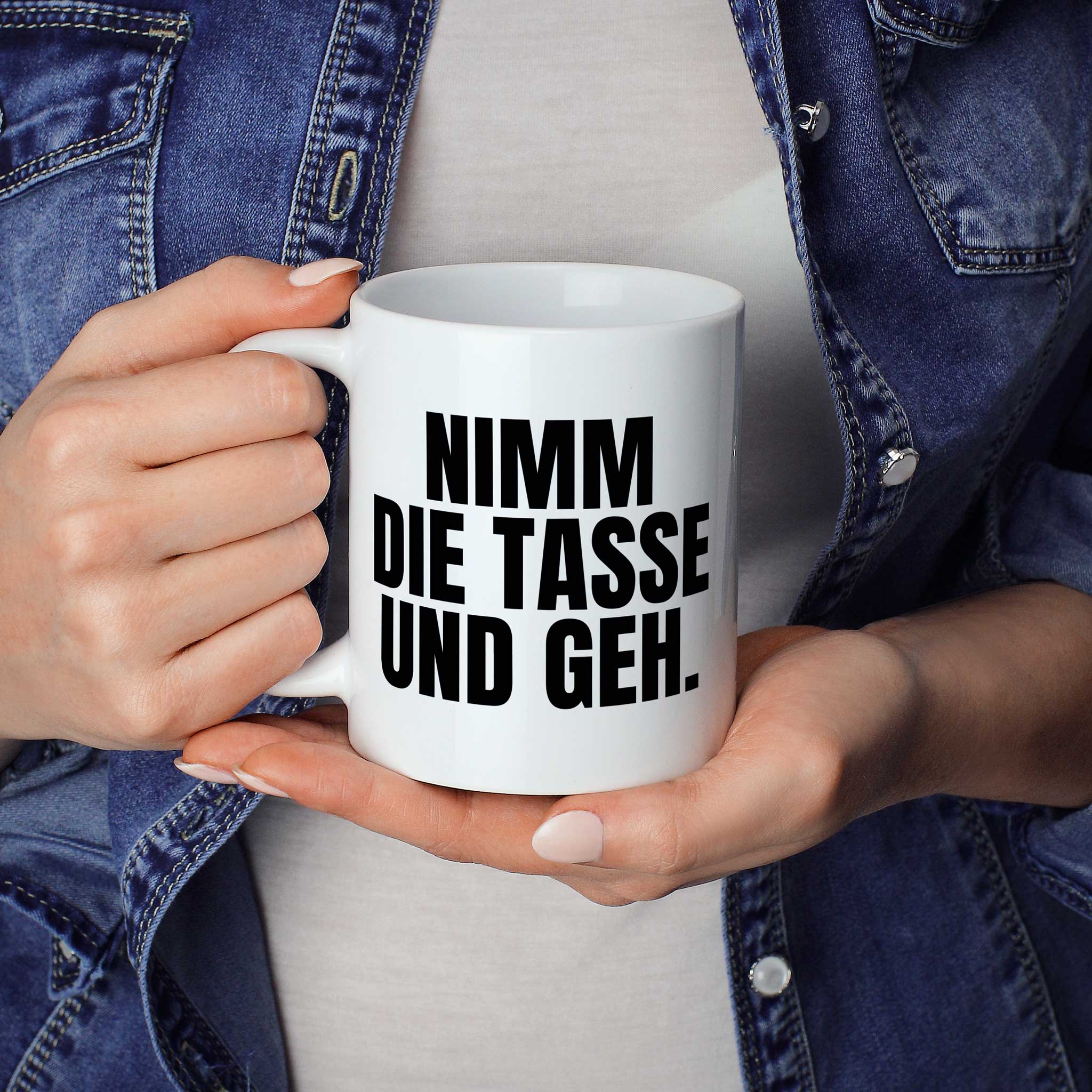 Brüllerware Statement-Tasse „Nimm die Tasse und geh.“ in der Hand gehalten – beidseitig bedruckte Kaffeetasse