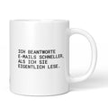 Weiße Tasse mit Spruch „Ich beantworte E-Mails schneller, als ich sie eigentlich lese.“ – Brüllerware