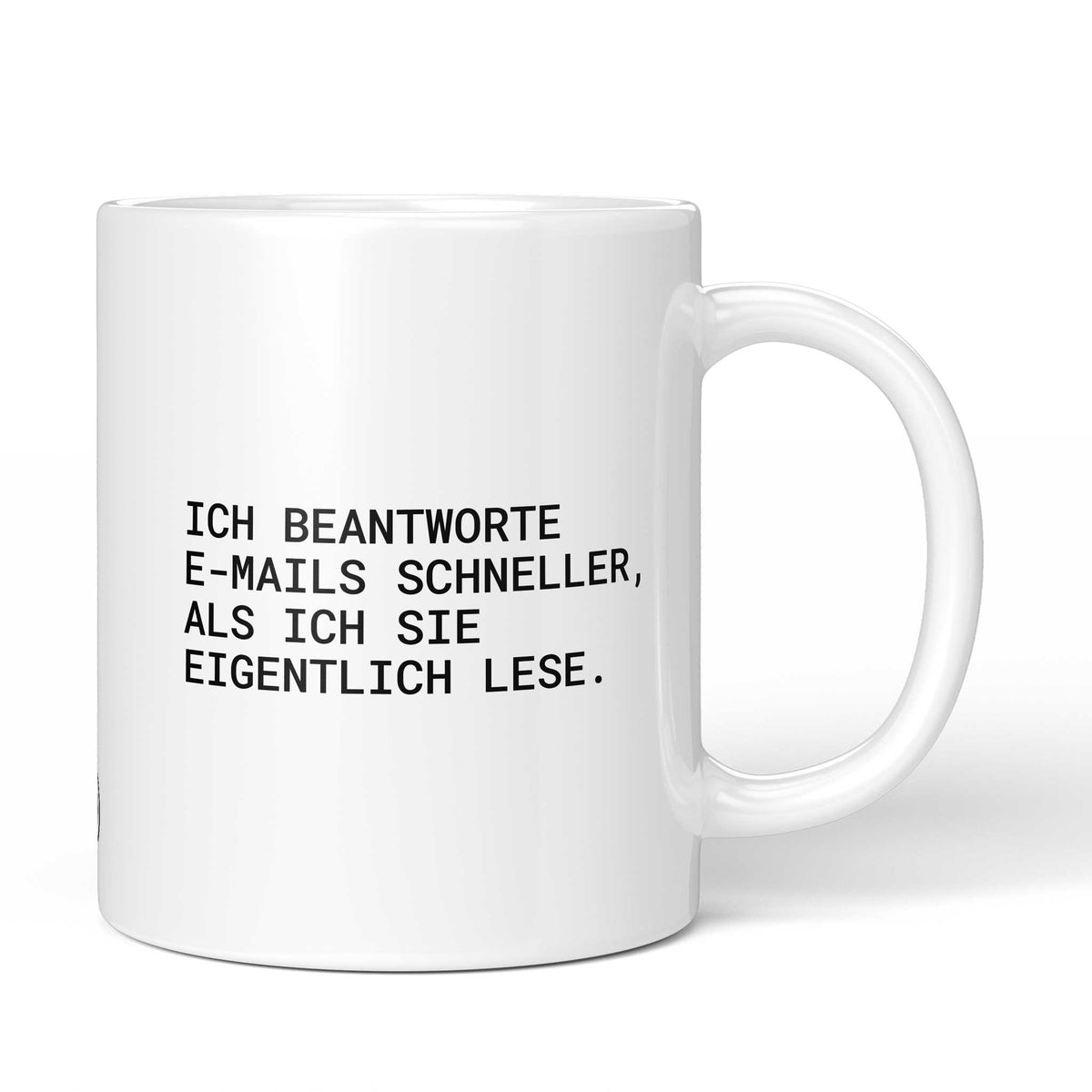 Weiße Tasse mit Spruch „Ich beantworte E-Mails schneller, als ich sie eigentlich lese.“ – Brüllerware