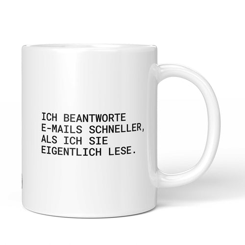 Weiße Tasse mit Spruch „Ich beantworte E-Mails schneller, als ich sie eigentlich lese.“ – Brüllerware