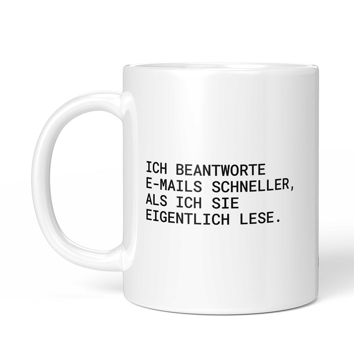 Tasse „Ich beantworte E-Mails schneller, als ich sie eigentlich lese.“ – Ansicht mit Henkel links