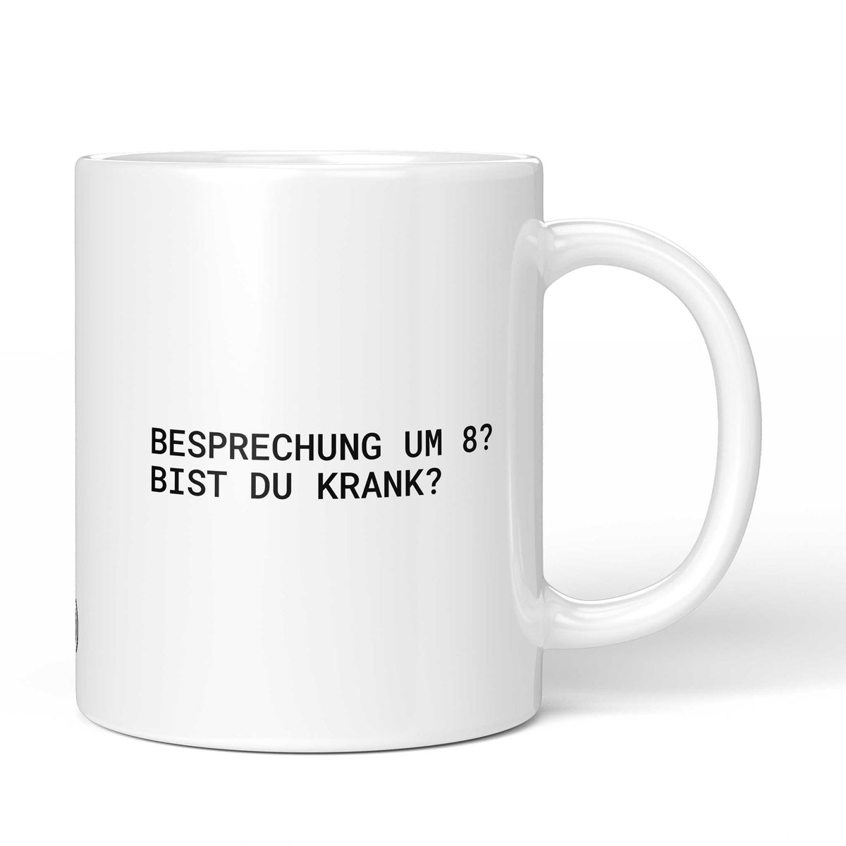 Weiße Tasse mit Spruch „Besprechung um 8? Bist du krank?“ – Brüllerware