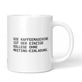 Weiße Tasse mit Spruch „Die Kaffeemaschine ist der einzige Kollege ohne Meeting-Einladung.“ – Brüllerware