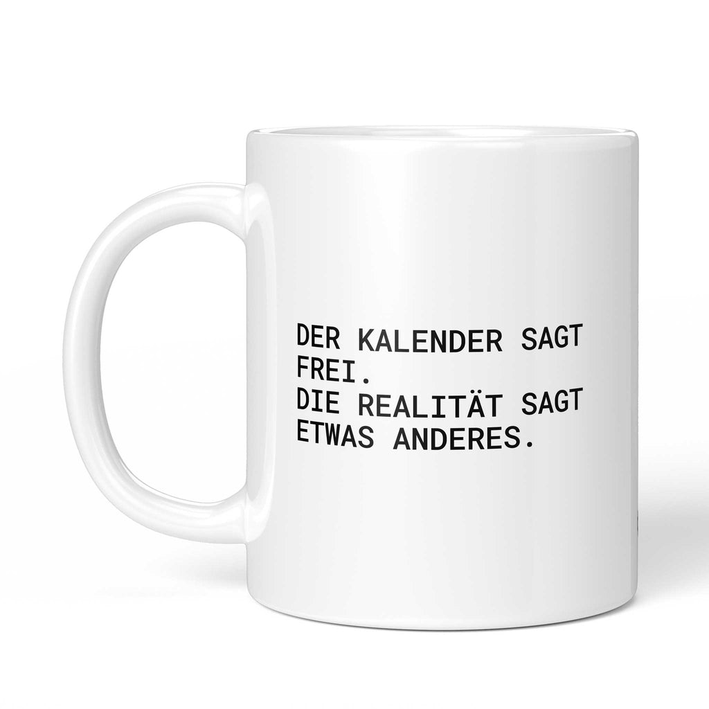 Tasse „Der Kalender sagt frei, die Realität sagt etwas anderes.“ – Ansicht mit Henkel links