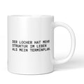 Weiße Tasse mit Spruch „Der Locher hat mehr Struktur im Leben als mein Terminplan.“ – Brüllerware