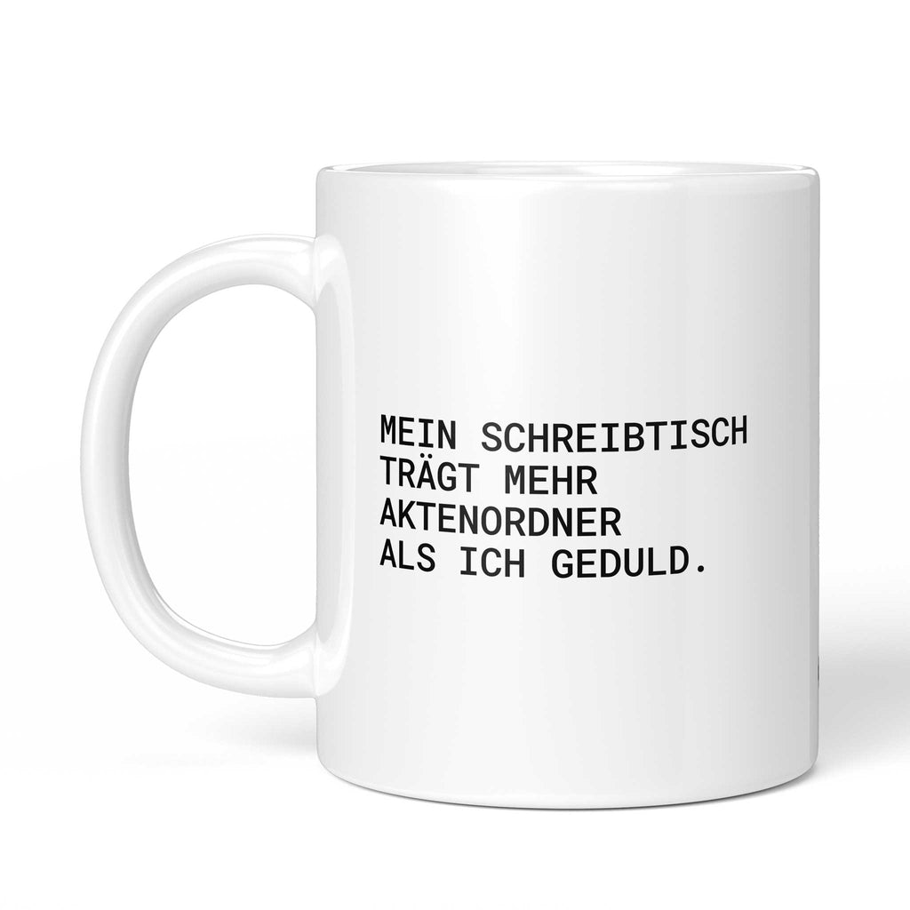 Tasse „Mein Schreibtisch trägt mehr Aktenordner als ich Geduld.“ – Ansicht mit Henkel links