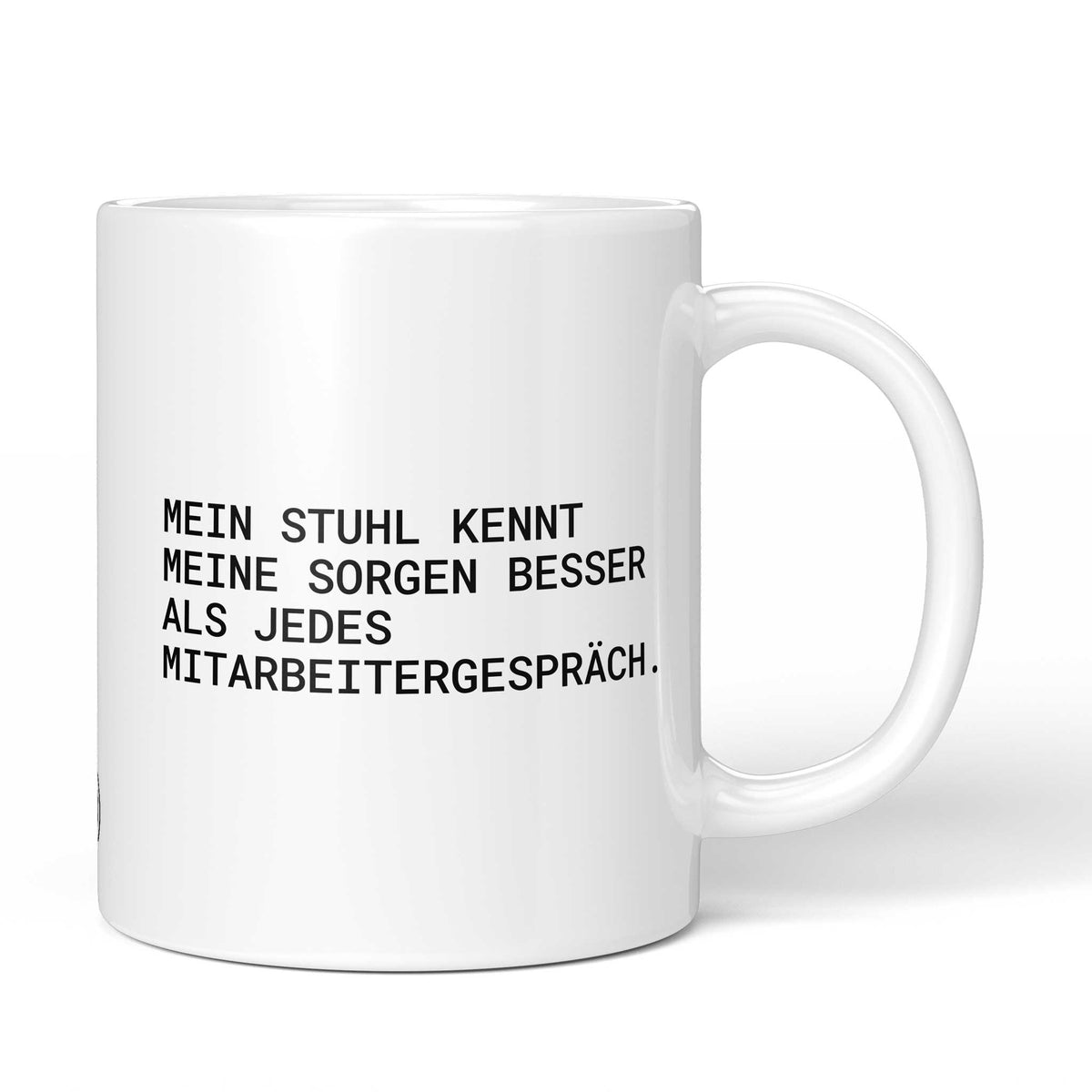 Weiße Tasse mit Spruch „Mein Stuhl kennt meine Sorgen besser als jedes Mitarbeitergespräch.“ – Brüllerware
