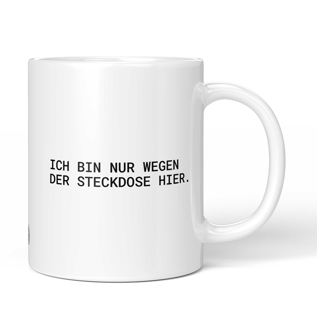 Weiße Tasse mit Spruch „Ich bin nur wegen der Steckdose hier.“ – Brüllerware