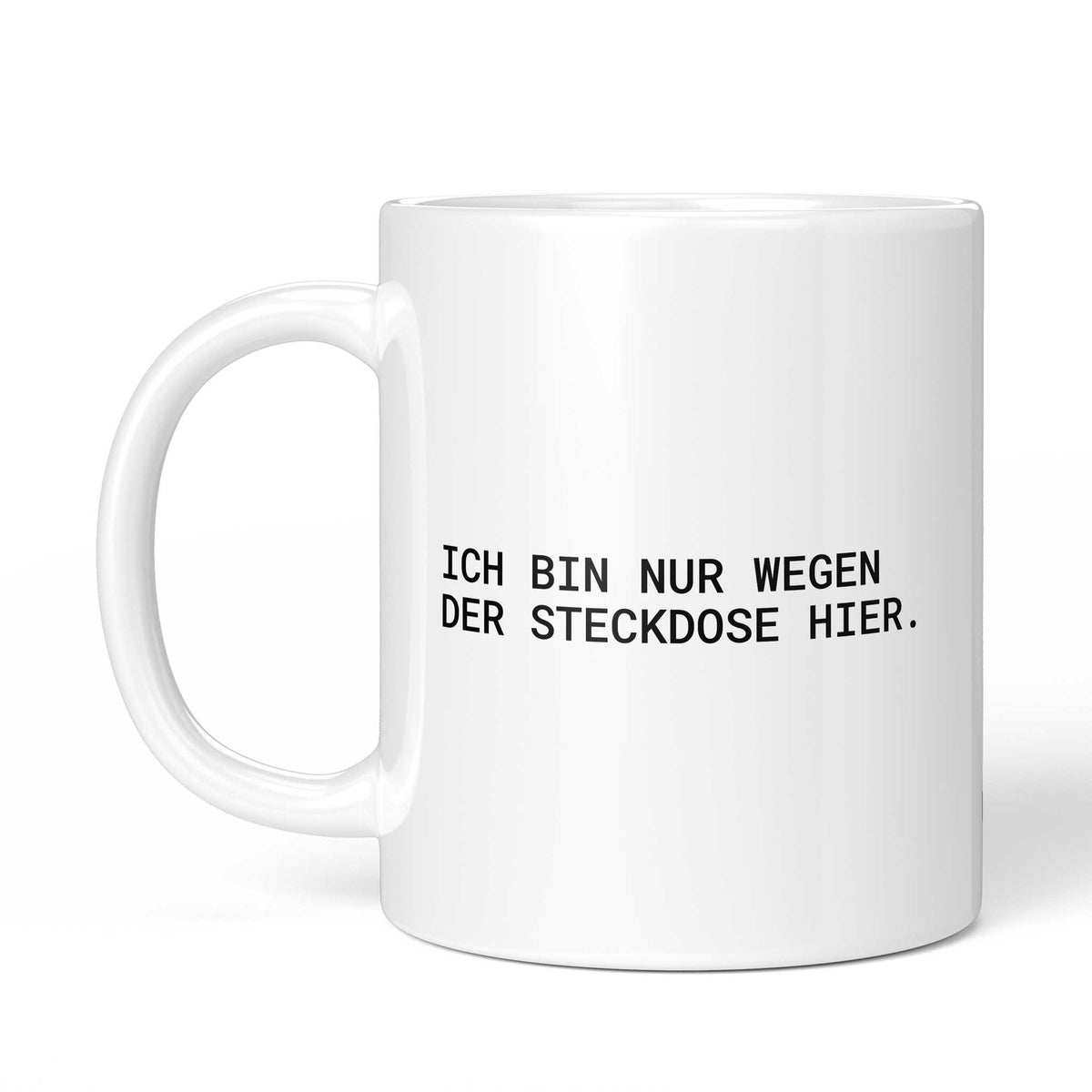 Tasse „Ich bin nur wegen der Steckdose hier.“ – Ansicht mit Henkel links