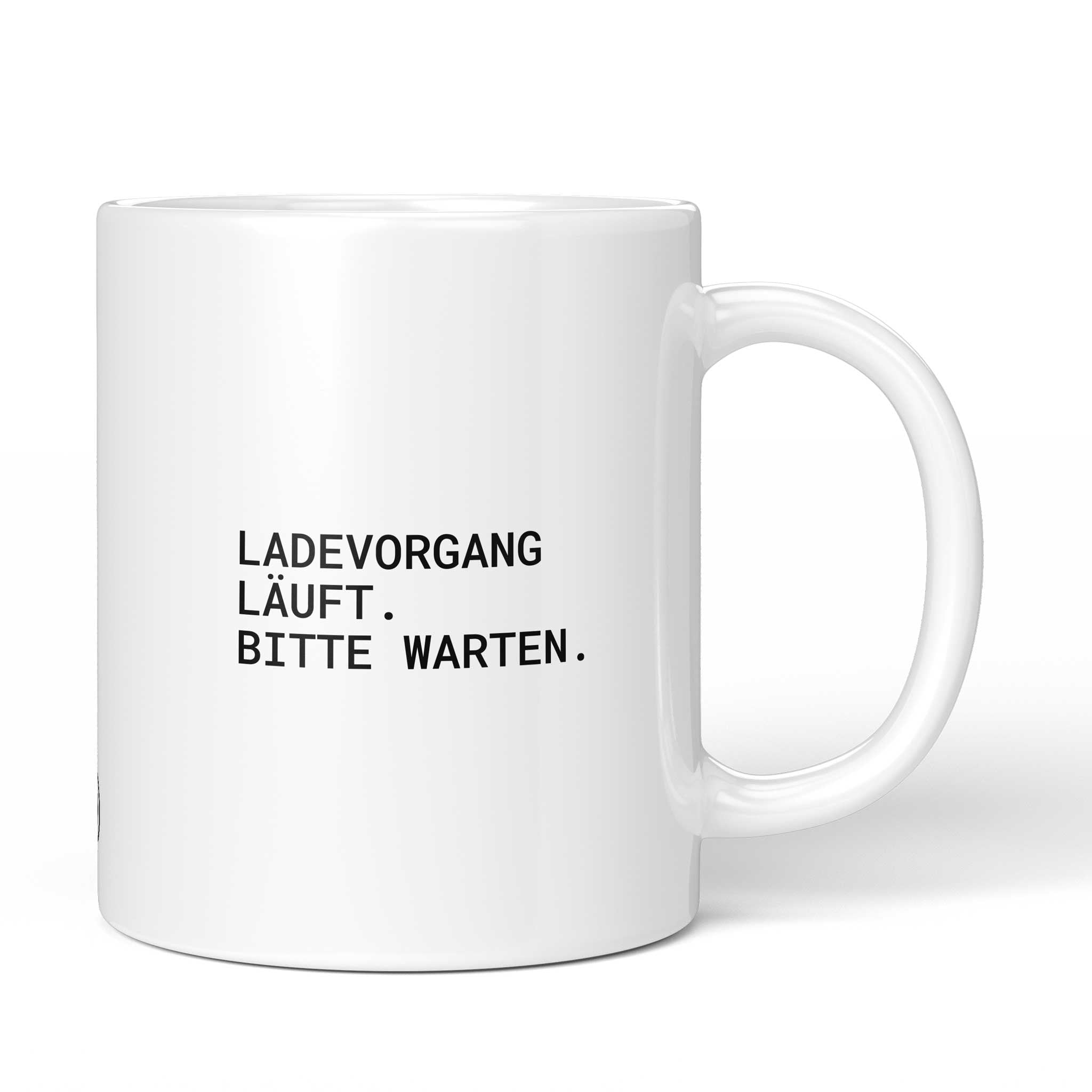 Tasse mit Spruch „Ladevorgang läuft. Bitte warten.“ – weiße Keramiktasse, Vorderansicht
