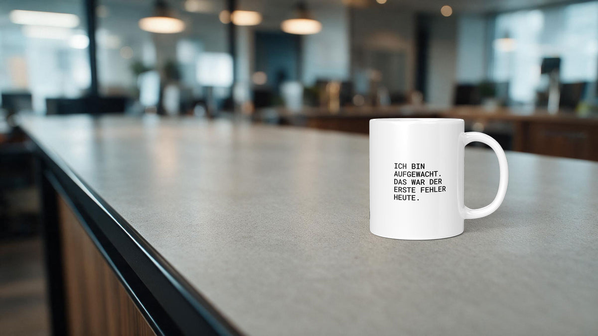 Tasse mit Spruch von Brüllerware auf der Theke