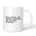 Weiße Tasse mit Spruch „Mein Spiegel hat morgens Hausverbot für ehrliche Meinungen.“ – Brüllerware