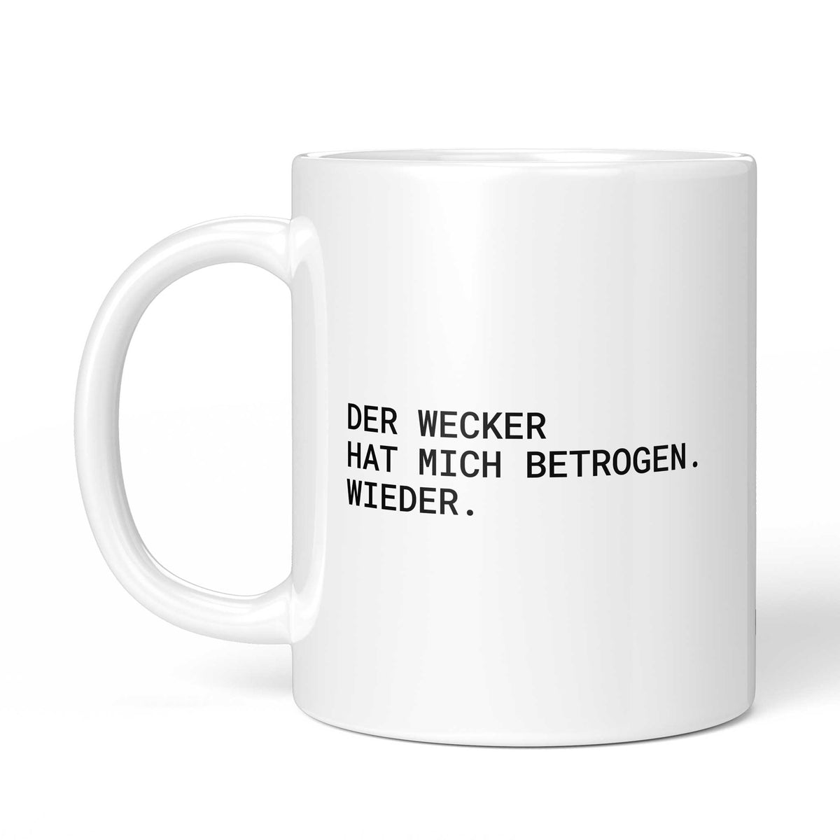 Tasse „Der Wecker hat mich betrogen. Wieder.“ – Ansicht mit Henkel links