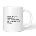 Weiße Tasse mit Spruch „Mein Wecker klingelt. Ich verhandle. Er gewinnt nie ganz.“ – Brüllerware