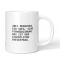 Weiße Tasse mit Spruch „Zwei Menschen, ein Sofa, eine Fernbedienung – das ist der eigentliche Ehevertrag.“ – Brüllerware