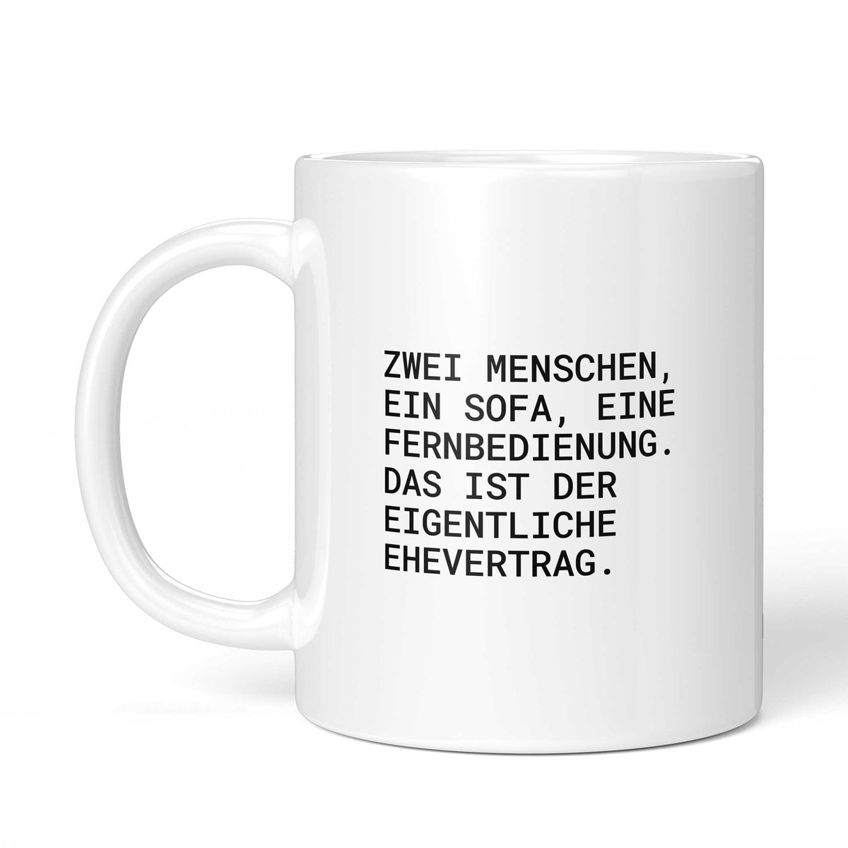 Tasse „Zwei Menschen, ein Sofa, eine Fernbedienung – das ist der...“ – Ansicht mit Henkel links
