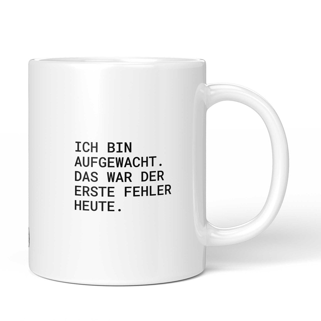 Weiße Tasse mit Spruch „Ich bin aufgewacht – das war der erste Fehler heute.“ – Brüllerware