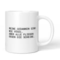 Weiße Tasse mit Spruch „Meine Gedanken sind wie Vögel – aber alle fliegen gegen die Scheibe.“ – Brüllerware
