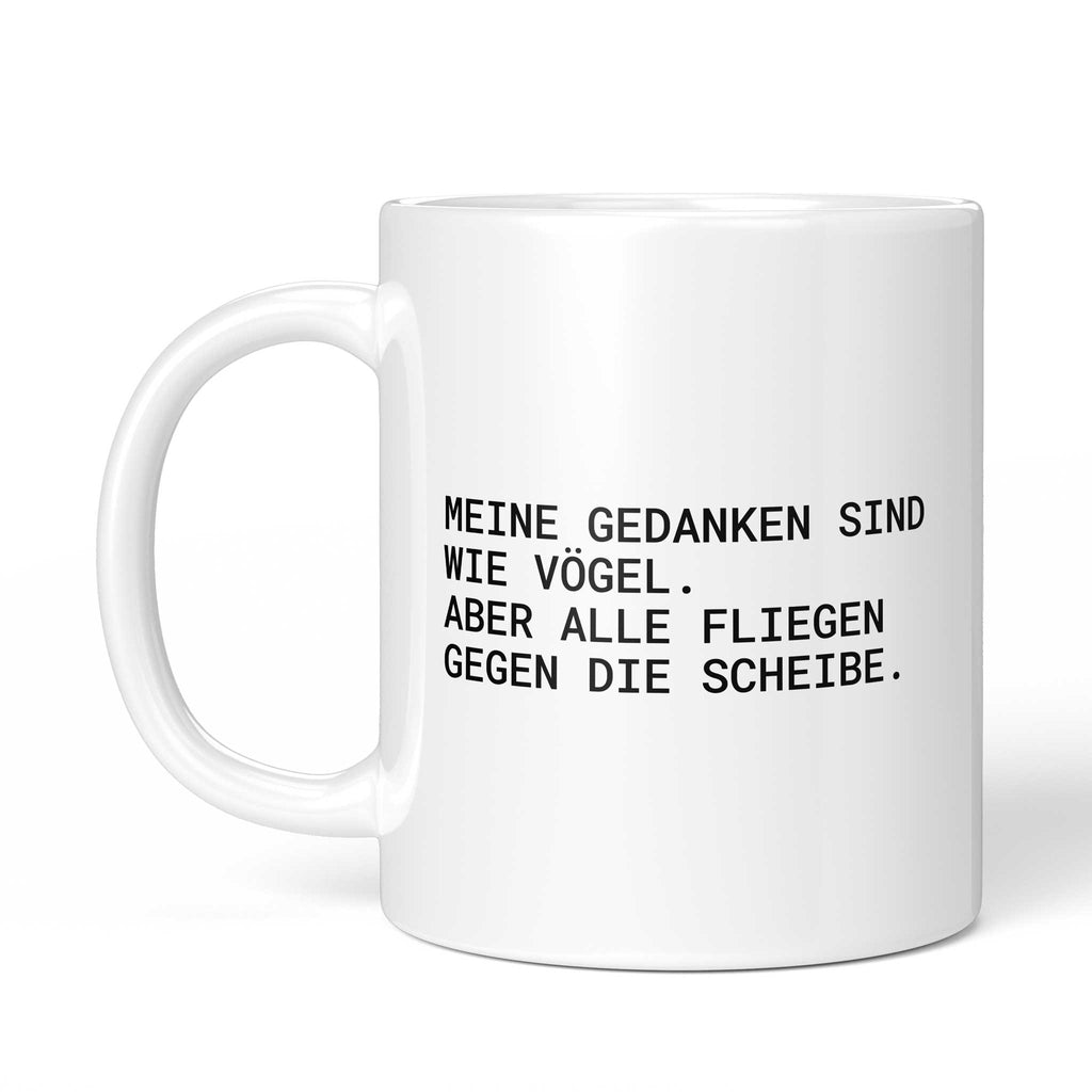 Tasse „Meine Gedanken sind wie Vögel – aber alle fliegen gegen die...“ – Ansicht mit Henkel links