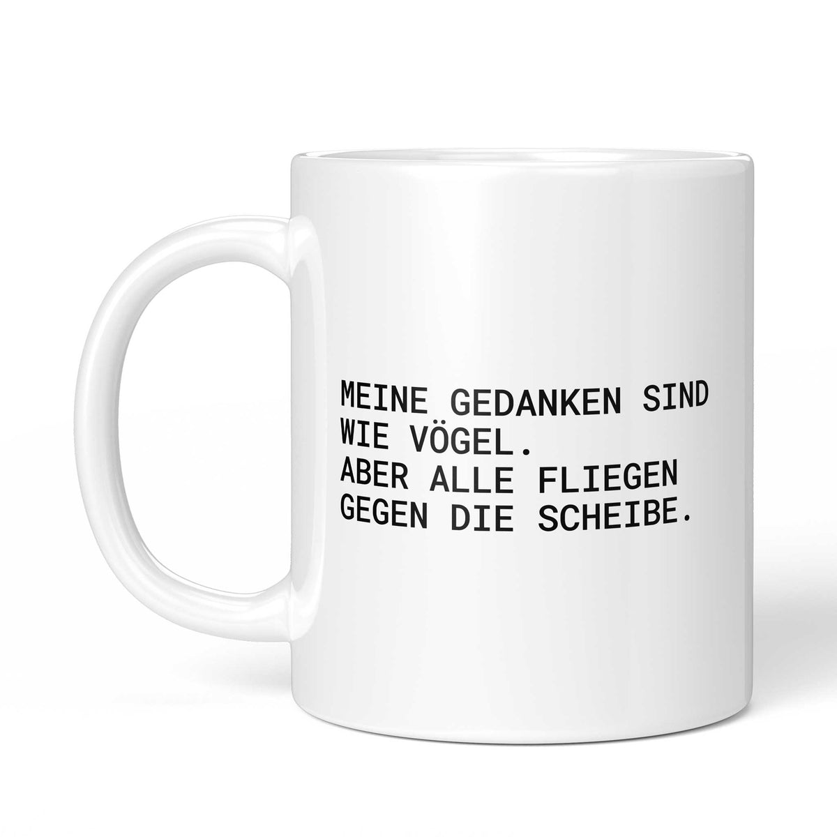 Tasse „Meine Gedanken sind wie Vögel – aber alle fliegen gegen die...“ – Ansicht mit Henkel links