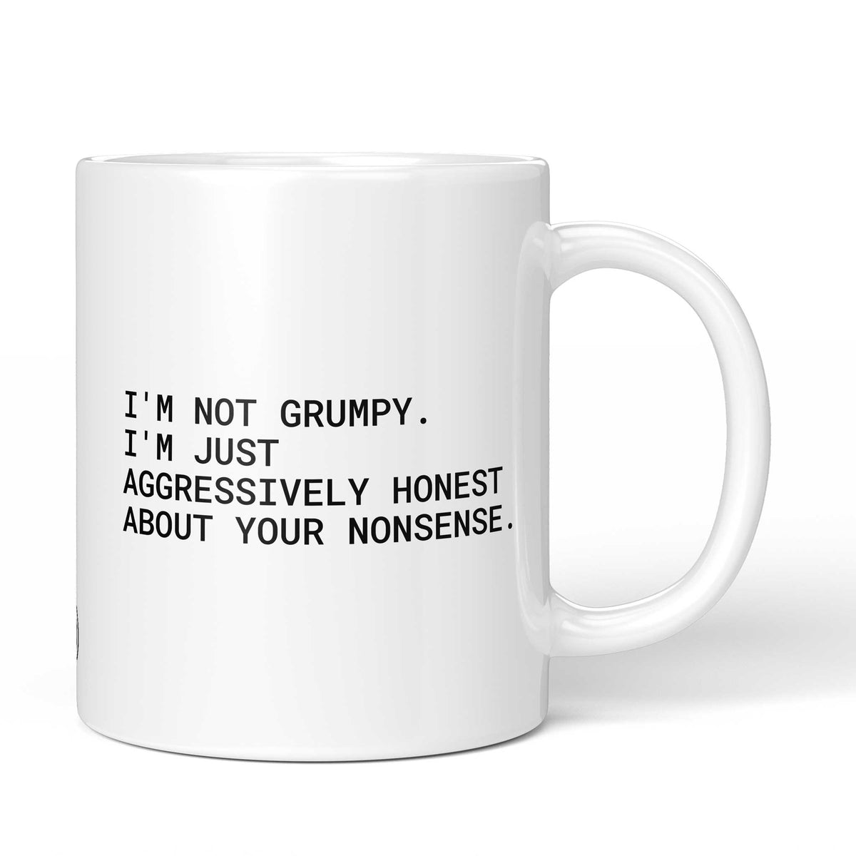 Weiße Tasse mit englischem Spruch „I'm not grumpy. I'm just aggressively honest about your nonsense.“ – Brüllerware
