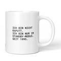 Weiße Tasse mit Spruch „Ich bin nicht kaputt – ich bin nur im Standby-Modus. Seit 1995.“ – Brüllerware