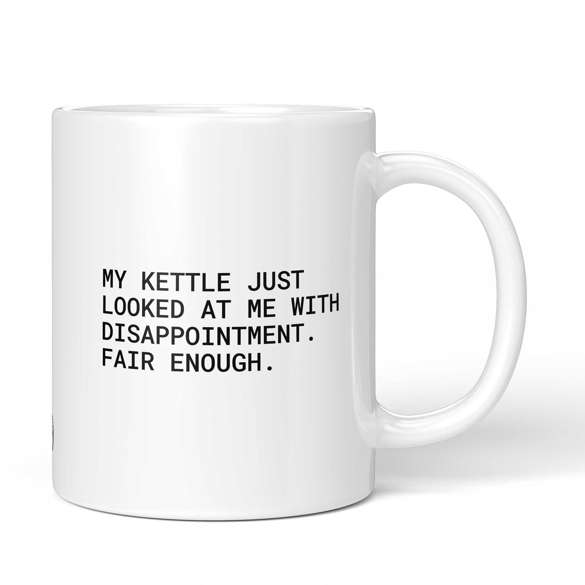 Weiße Tasse mit englischem Spruch „My kettle just looked at me with disappointment. Fair enough.“ – Brüllerware
