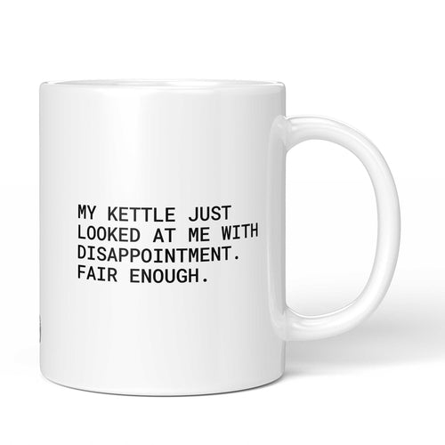 Weiße Tasse mit englischem Spruch „My kettle just looked at me with disappointment. Fair enough.“ – Brüllerware