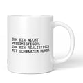 Weiße Tasse mit Spruch „Ich bin nicht pessimistisch – ich bin realistisch mit schwarzem Humor.“ – Brüllerware