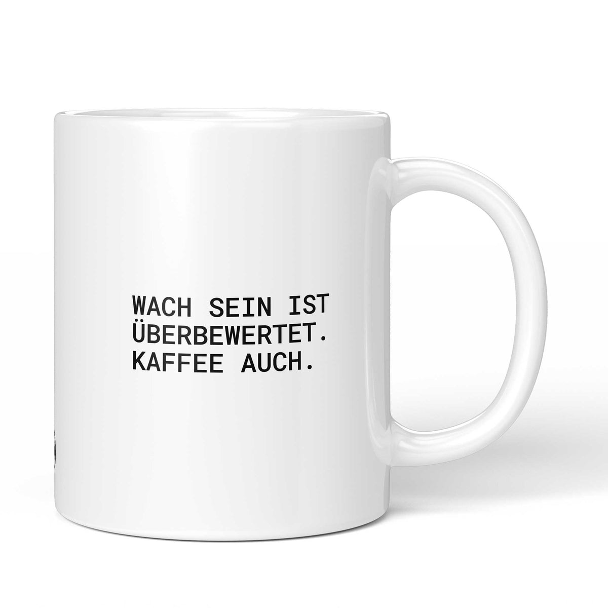 Weiße Tasse mit Spruch „Wach sein ist überbewertet. Kaffee auch.“ – Brüllerware