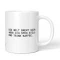 Weiße Tasse mit Spruch „Die Welt dreht sich – aber ich steh still. Und trink Kaffee.“ – Brüllerware