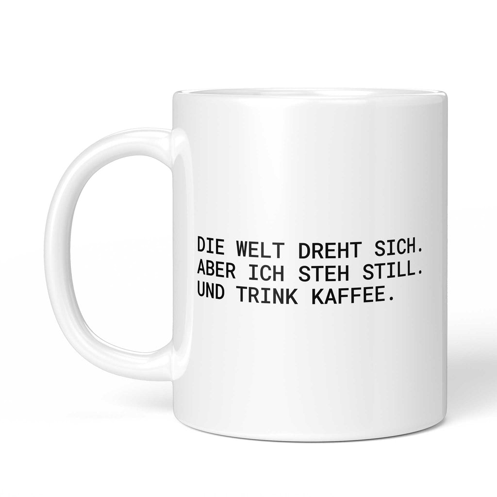 Tasse „Die Welt dreht sich – aber ich steh still. Und trink Kaffee.“ – Ansicht mit Henkel links